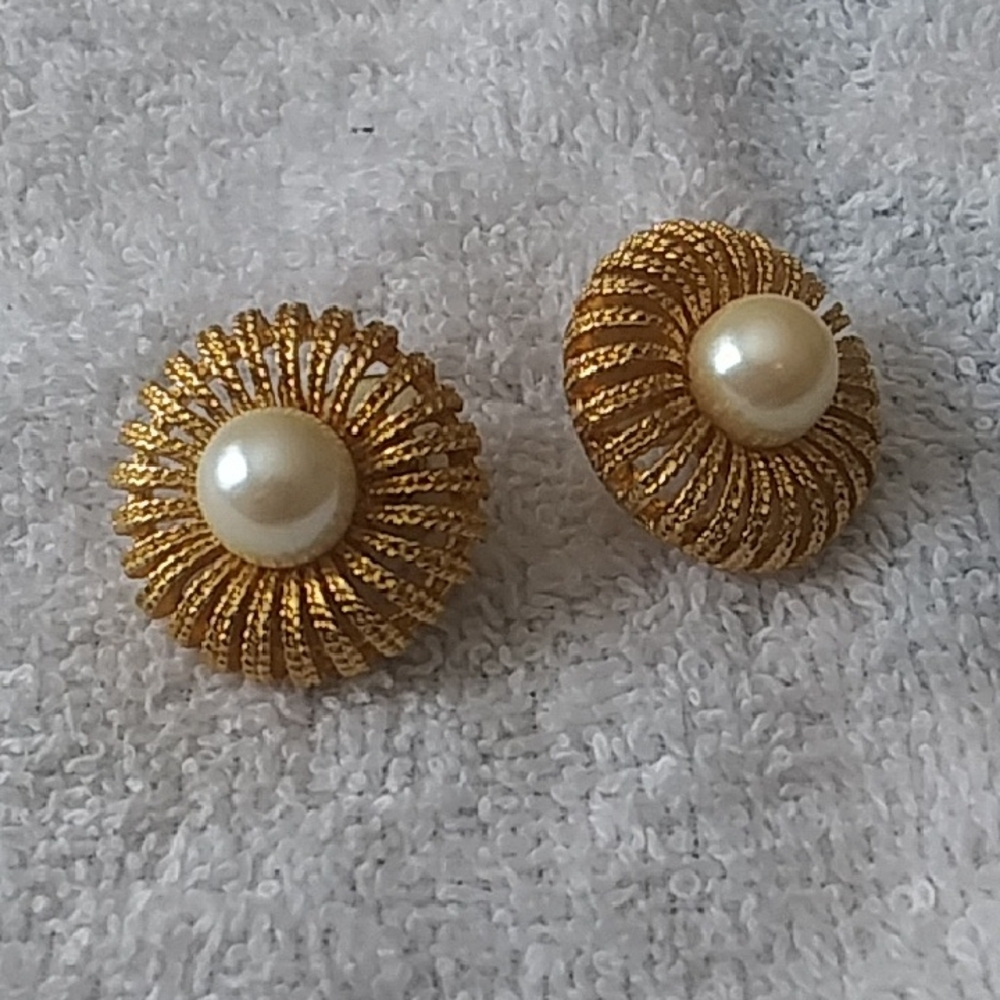Elegant Gold and Pearl Earrings